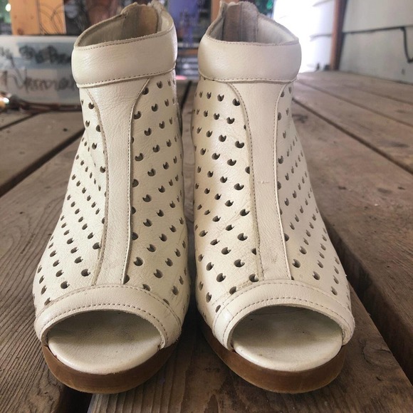 White leather and wooden ankle boots by Tsumori Chisato - Picture 3 of 4